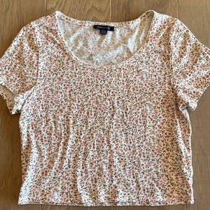 American Eagle cropped shirt. Size M. Great condition.